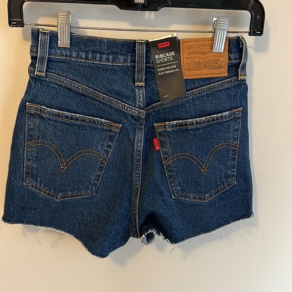 Levi’s Ribcage Shorts Dark Wash Distressed - Picture 3 of 8